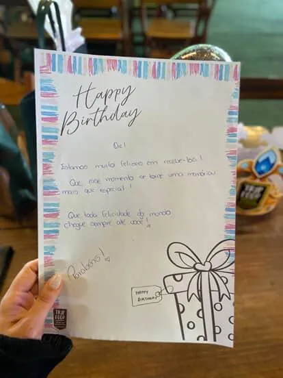 Cartão de feliz aniversário escrito à mão pela equipe do Trip Food