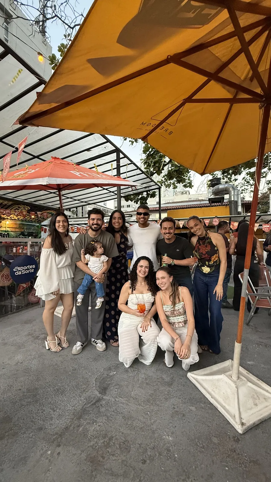 Grupo de amigos reunido no pátio do Trip Food